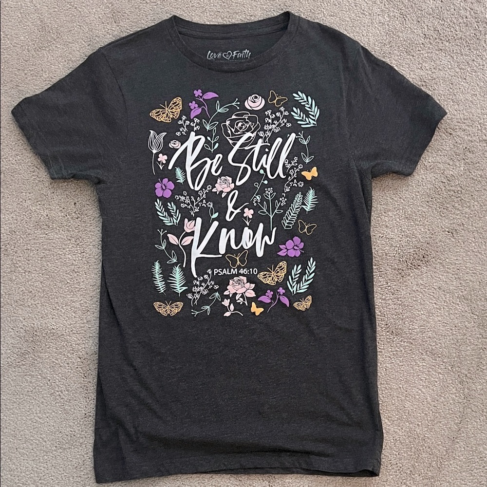 Love & Faith Charcoal Floral “Be Still & Know” Graphic Tee- size Small, EUC